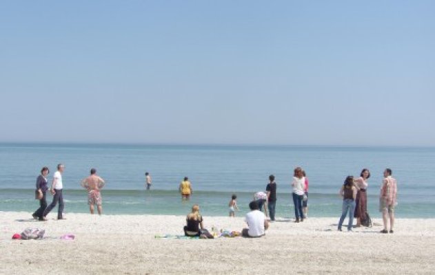 Vreme de plajă: au început să fie închiriate şezlongurile în Mamaia